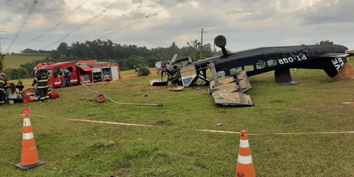  Duas pessoas morrem em pouso forçado de avião com paraquedistas