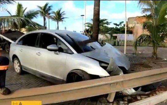 Motorista perde o controle da direção e bate em Coqueiro, na orla de Salvador