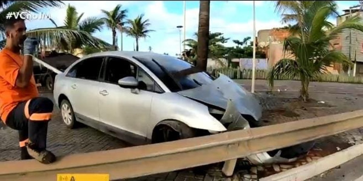 Motorista perde o controle da direção e bate em Coqueiro, na orla de Salvador