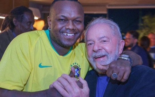 Djonga reage às críticas de fãs por foto com Lula: "Eu ia votar no Bolsonaro?"
