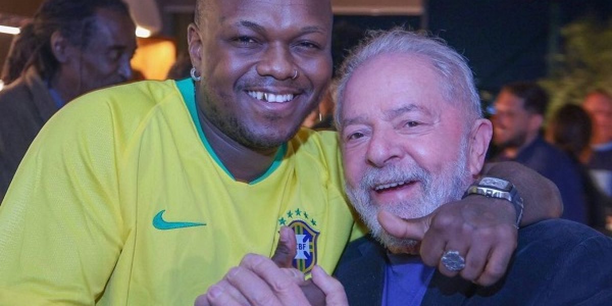 Djonga reage às críticas de fãs por foto com Lula: "Eu ia votar no Bolsonaro?"