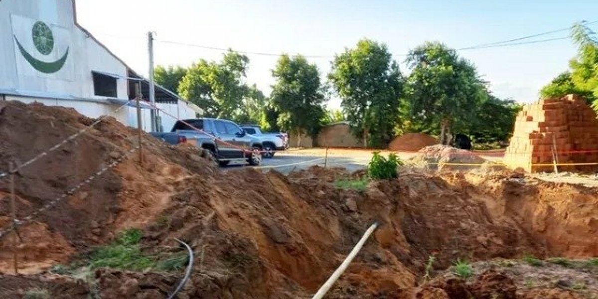 Após crianças serem soterradas em vala de Formosa do Rio Preto, obra é embargada