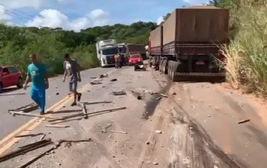 Acidente com caminhão deixa duas pessoas feridas na BR-415, trecho de Ibicaraí