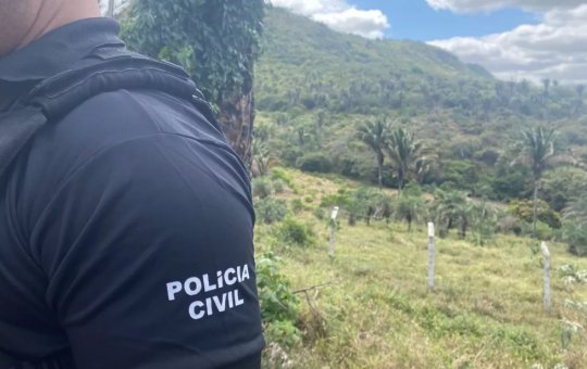 Dois homens são presos após assassinarem um terceiro com um machado e uma foice