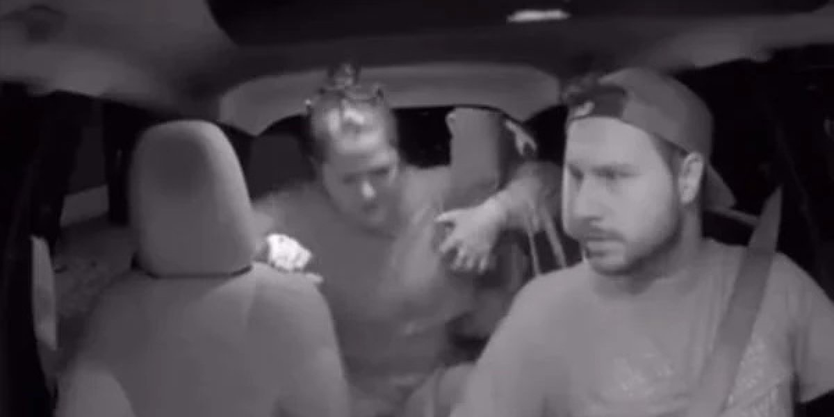 Motorista expulsa passageira do carro após fala racista