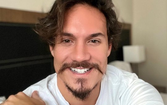 Ex-BBB Eliezer reclama de apê e do aluguel em São Paulo: “Não me cabe”