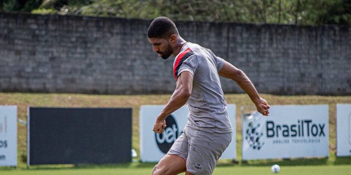 Com dores na coxa, atacante desfalca o Vitória por até duas semanas