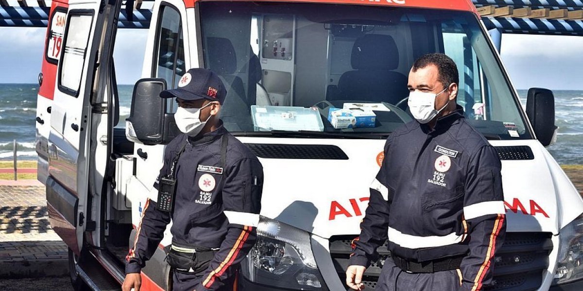 Carro em alta velocidade atropela duas mulheres na orla da Ribeira, em Salvador