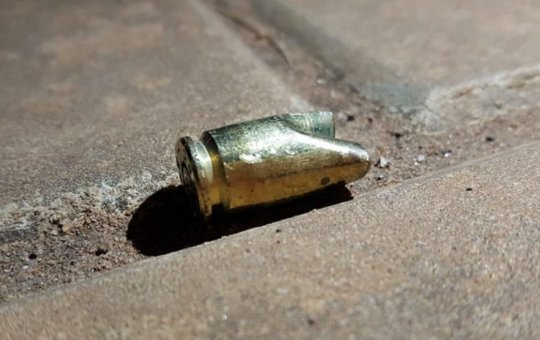 Homens invadem residência, executam jovem e picham casa da vítima em Salvador 