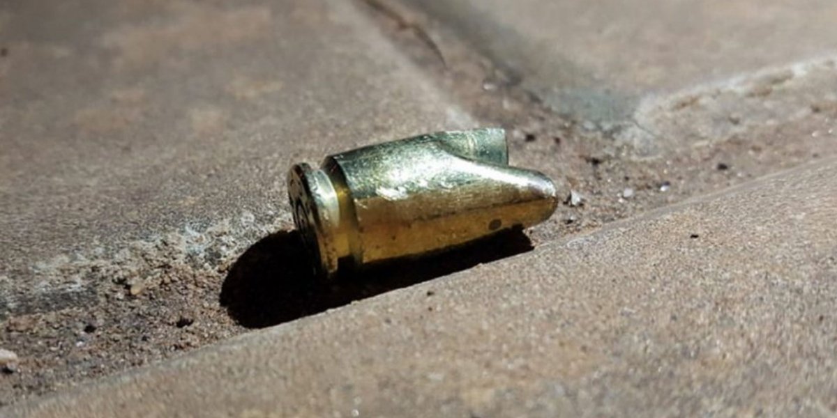 Homens invadem residência, executam jovem e picham casa da vítima em Salvador