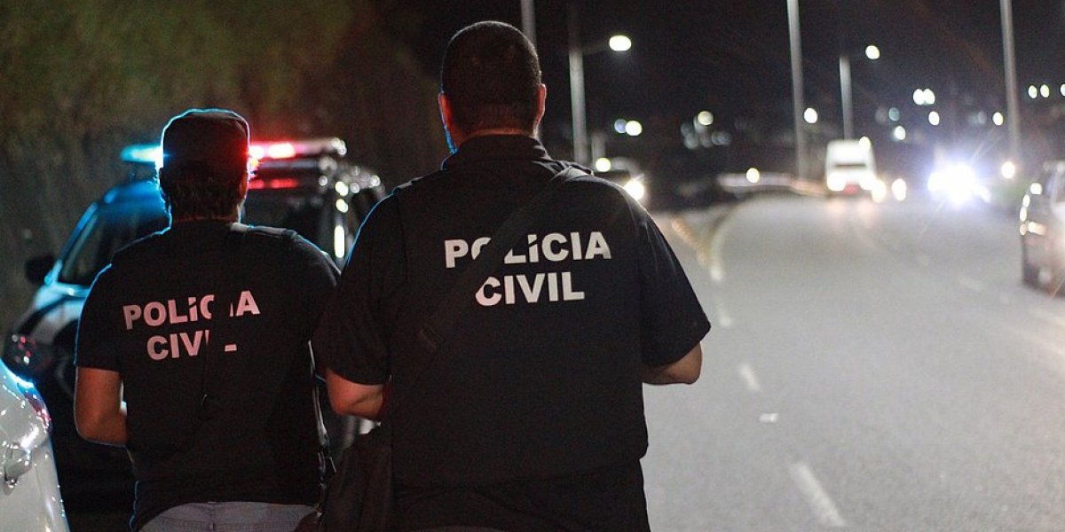 Médico é preso após ser flagrado sem roupa em carro com adolescente em Salvador