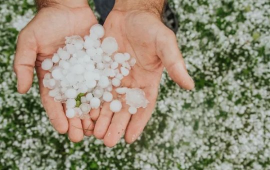 Cidade do extremo sul da Bahia registra chuva de granizo