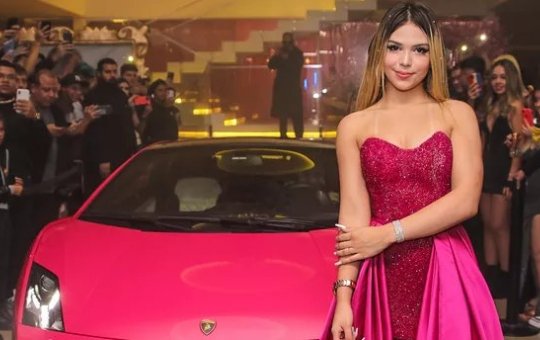 Mc Melody completa 15 anos e ganha de presente uma Lamborghini rosa 