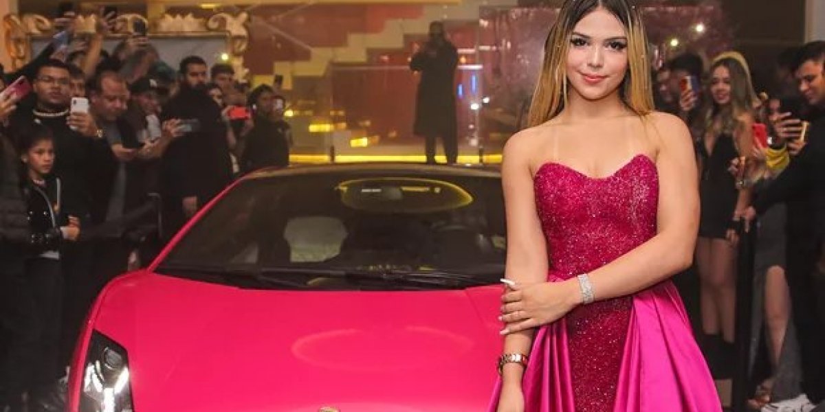 Mc Melody completa 15 anos e ganha de presente uma Lamborghini rosa