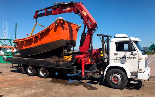 Jovem morre após cair de plataforma de caminhão munck em Camaçari