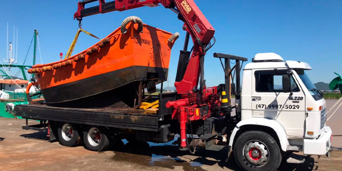 Jovem morre após cair de plataforma de caminhão munck em Camaçari