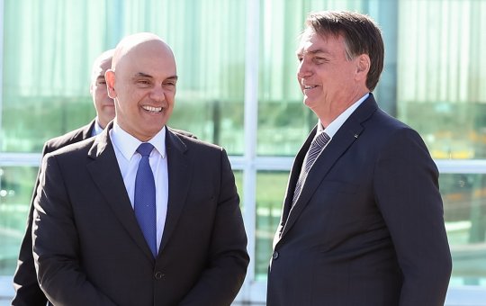 Após entrar com ação contra Moraes, Bolsonaro cumprimenta ministro em evento