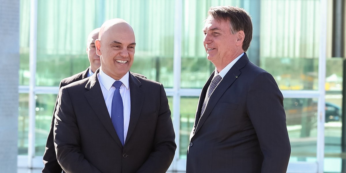 Após entrar com ação contra Moraes, Bolsonaro cumprimenta ministro em evento