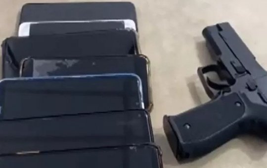 Homem assalta ônibus com arma falsa, mas passageiros percebem e o agridem