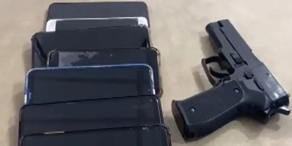 Homem assalta ônibus com arma falsa, mas passageiros percebem e o agridem