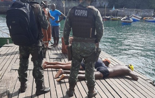 Dupla é presa por utilizar explosivos durante pesca na Calçada, em Salvador