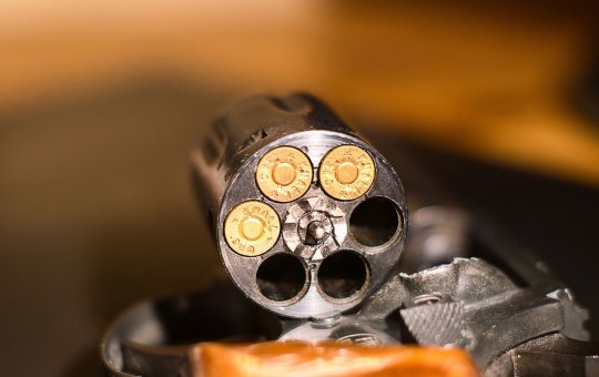 Jovem é morta após ser baleada na frente do pai em Pindamonhangaba