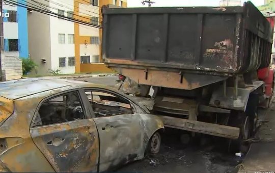 Carro pega fogo após batida no bairro de Vila Laura, em Salvador