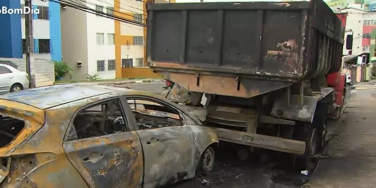 Carro pega fogo após batida no bairro de Vila Laura, em Salvador
