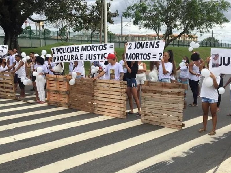 Manifestação causa engarrafamento na Avenida Paralela, em Salvador