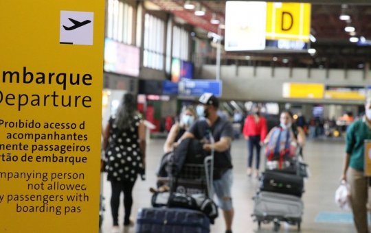 Retomada dos serviços de bordo em viagens áreas é iniciada neste domingo