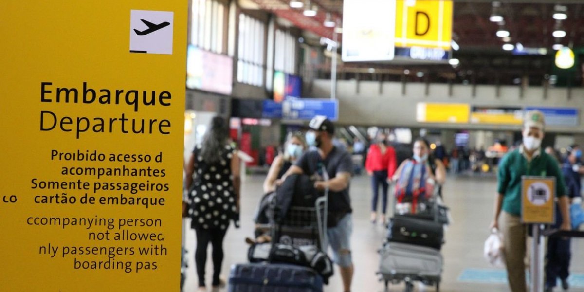 Retomada dos serviços de bordo em viagens áreas é iniciada neste domingo