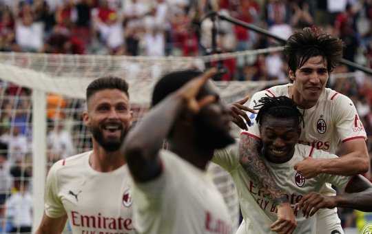 Milan goleia o Sassuolo e é campeão italiano após 11 anos