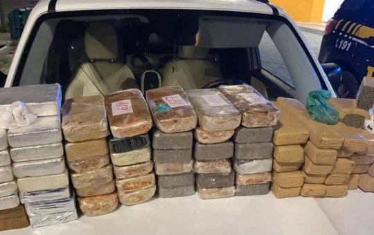 PRF prende casal com quase 70 Kg de drogas num carro roubado em Paulo Afonso