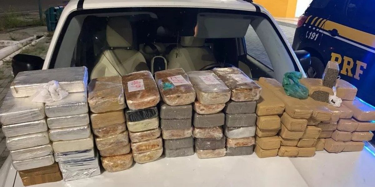 PRF prende casal com quase 70 Kg de drogas num carro roubado em Paulo Afonso