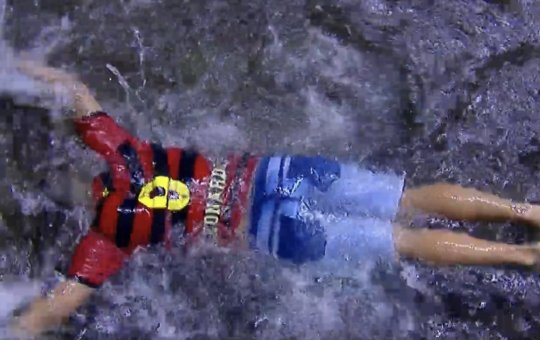 Torcedor do Sport mergulha e nada em setor alagado da Ilha do Retiro