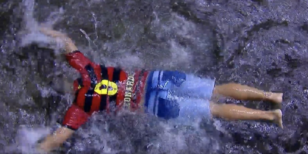 Torcedor do Sport mergulha e nada em setor alagado da Ilha do Retiro