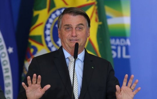 Bolsonaro se 'enrola' ao ironizar preço da gasolina: "Vai voltar a R$ 3"
