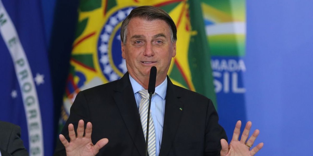 Bolsonaro se 'enrola' ao ironizar preço da gasolina: "Vai voltar a R$ 3"