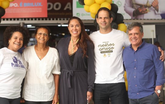 Feira de adoção de animais alegra a Nova Lapa e alerta para cuidados com os pets