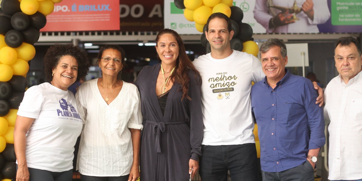 Feira de adoção de animais alegra a Nova Lapa e alerta para cuidados com os pets