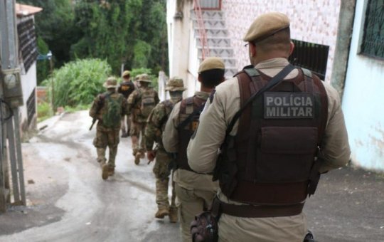 Operação da PM acaba com dois homens mortos e uma mulher presa em Salvador