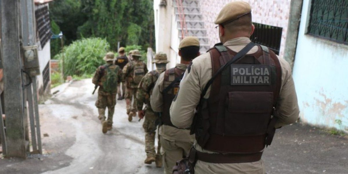 Operação da PM acaba com dois homens mortos e uma mulher presa em Salvador