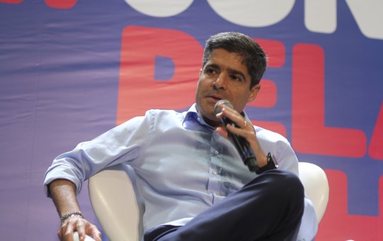 Durante sabatina com jornalistas, ACM Neto afirma ser contra porte de armas