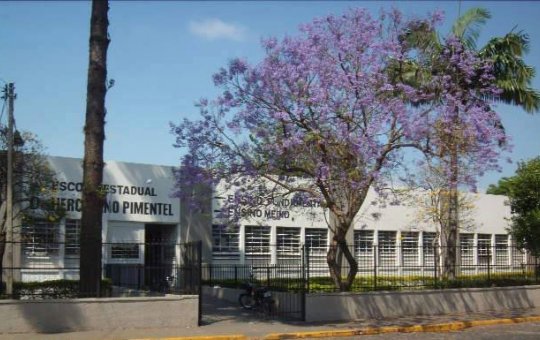 Diretora de escola é agredida por estudante com 'mata-leão' no interior de SP