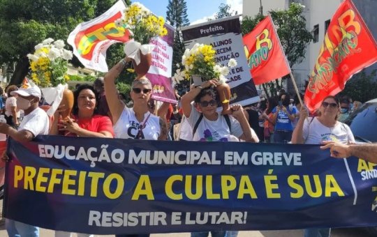 Professores protestam e fazem 'lavagem' na Secretaria da da Educação em Ondina