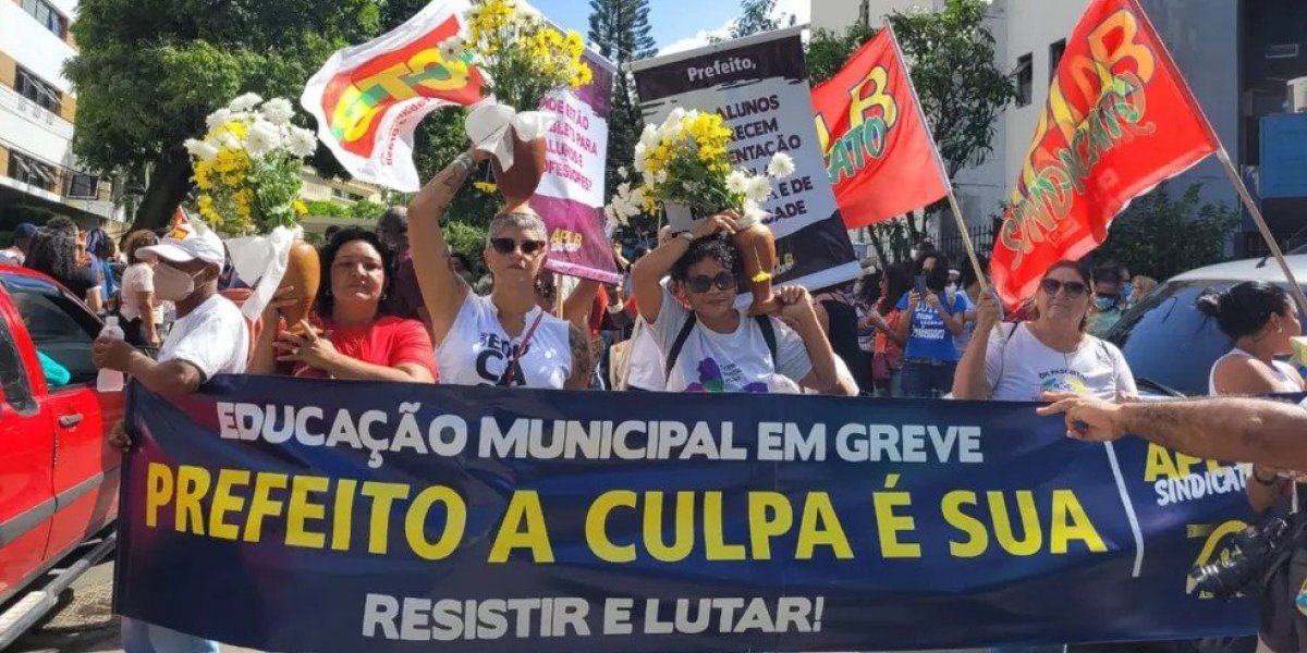 Professores protestam e fazem 'lavagem' na Secretaria da da Educação em Ondina