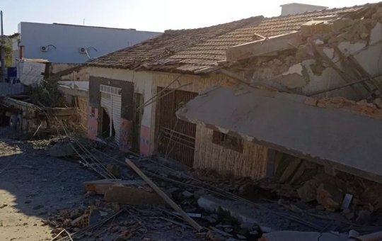 Carreta atinge casas após motorista perder controle no oeste da Bahia