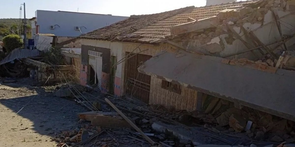 Carreta atinge casas após motorista perder controle no oeste da Bahia