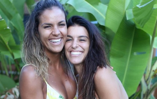 Cantora Ju Moraes posta foto ao lado da esposa: “Minha maior inspiração” 