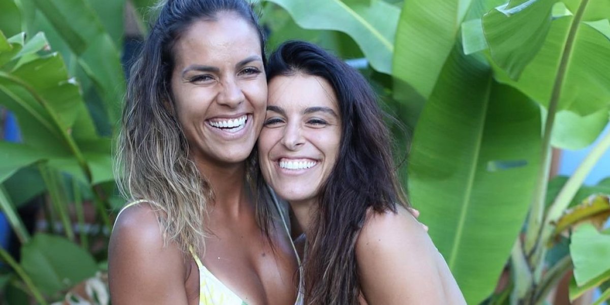 Cantora Ju Moraes posta foto ao lado da esposa: “Minha maior inspiração”